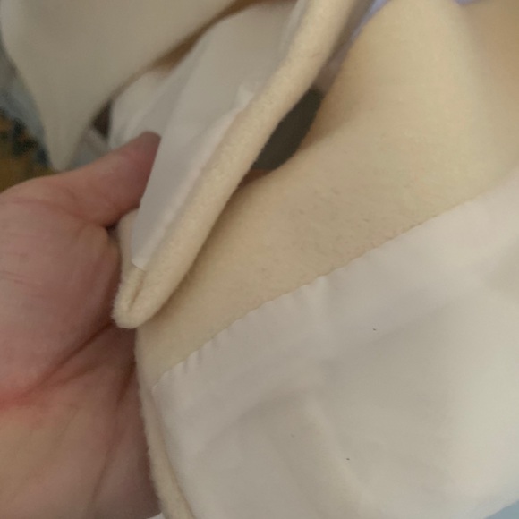 Bundle up with this lovely coat. 🧥 - Picture 4 of 8